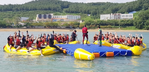 ▲지난 22일부터 23일까지 광주학생해양수련원은 고흥군 관내 취약계층 초·중·고 청소년 50여명이 참여한 가운데 ‘2019 지역사회 발돋움 교실’을 운영했다.(사진제공=광주시교육청)
