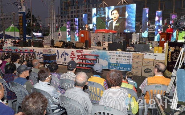 허성무 창원시장이 23일부터 25일까지 마산어시장 일원에서 열린 마산어시장 축제에서 인사말을 하고 있다. © 창원시 제공