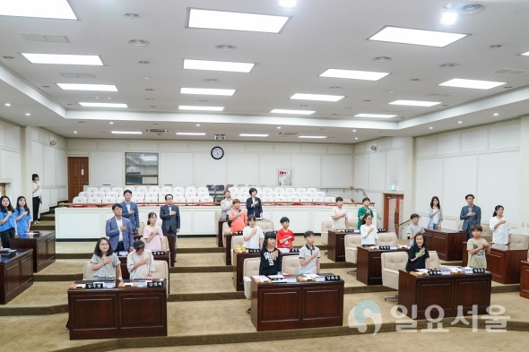 22일 수성구의회를 방문한 청소년수련관 청소년방과후아카데미 학생들이 4층 본회의장에서 모의의회를 개최하고 개회식을 진행하였다. 사진=수성구의회