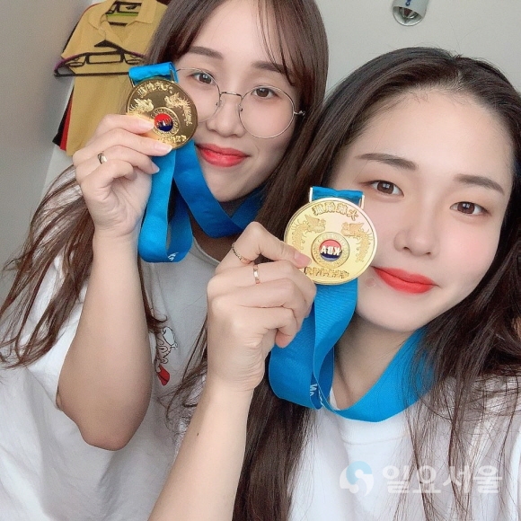 2인조 우승한 정지윤 선수(우측)와 오주연 선수(좌측)가 메달을 보이며 활짝 웃고 있다. 사진=계명문화대