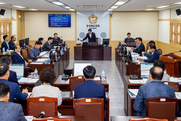 경북도의회 교육위원회(위원장 곽경호)가 제310회 임시회 기간인 8월 22일 상임위원회를 개최해 조례안 7건을 심사 ․ 의결했다.