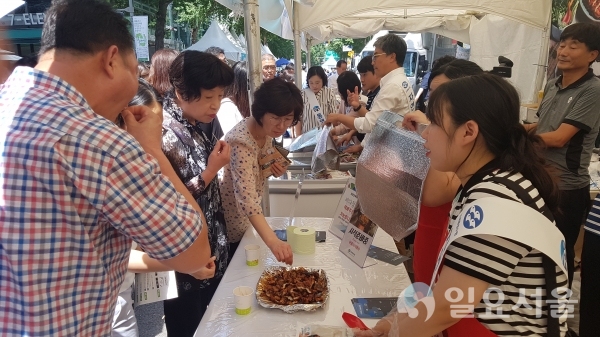 통영시는 23일과 24일 서울시청 인근 무교로에서 '통영수산물 홍보 및 특판 행사'를 가졌다. © 통영시 제공