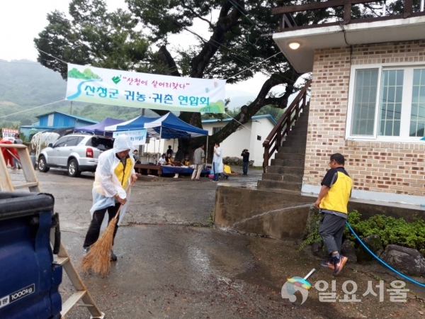 산청군귀농귀촌연합회 회원들이 이번에는 찾아가는 봉사활동을 펼쳐 눈길을 끌었다. © 산청군 제공