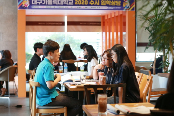 지난 24일 대구 매일빌딩에서 운영된 ‘카페 입학상담’에서 수험생과 학부모가 대구가톨릭대 입학처 직원과 상담을 하고 있다.