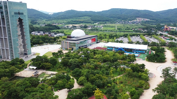 경주엑스포공원이 올 여름 방문한 관광객 수가 지난해 같은 기간의 3배로 늘어났다.