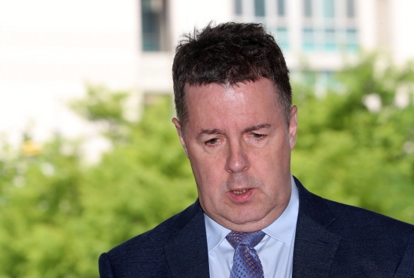 마약 투약 혐의를 받은 방송인 하일(미국명 로버트 할리)이 9일 오전 서울 마포구 서울서부지방법원에서 열린 첫 공판에 출석하며 취재진 질문에 답하고 있다. [뉴시스]