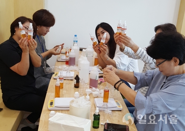 산청한의학박물관 녹차미스트 만들기 체험활동     © 산청군 제공