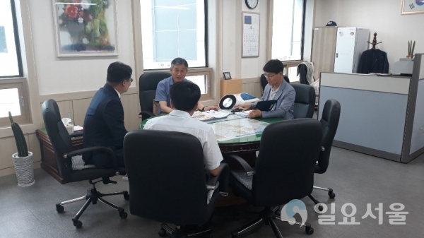 최옥환 마산회원구청장이 주종환 하이트진로(주) 마산공장장과 함께 산업현장 소통 강화를 위한 간담회를 개최하고 있다. © 창원시 제공