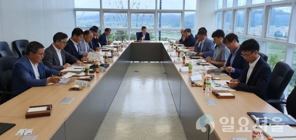 박일호 밀양시장과 각 분야 전문가들이 일본 수출규제 대응방안에 관한 회의를 진행중이다. @ 밀양시 제공