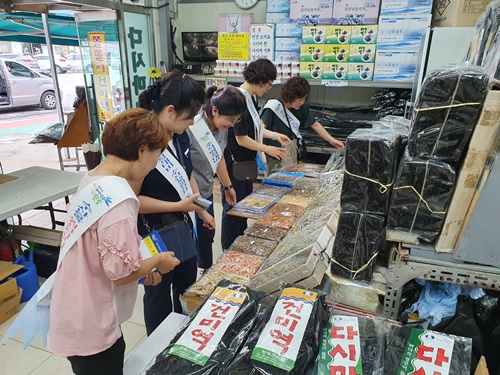 완도군은 추석을 맞아 수산물 원산지표시 특별 단속을 하고있는 모습