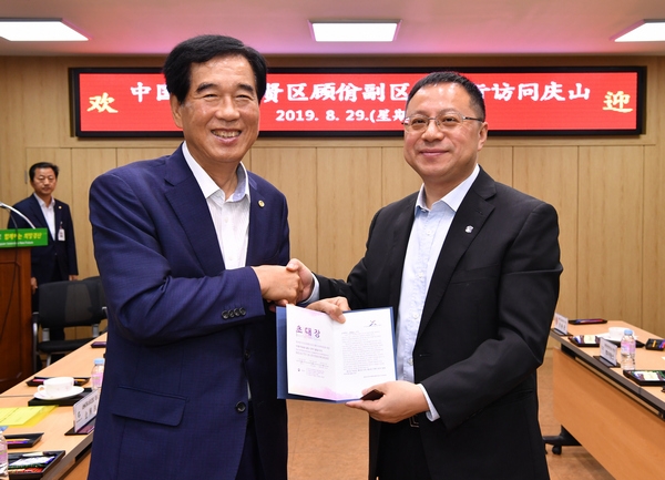 최영조 경산시장(좌측)과 상하이시 펑센구의 구이 부구장이 악수를 나누고 있다.