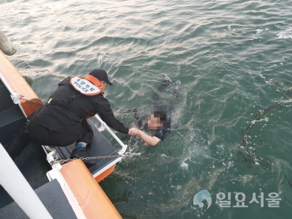 삼천포 대교 인근 해상 해상투신자 구조 © 통영해양경찰서 제공