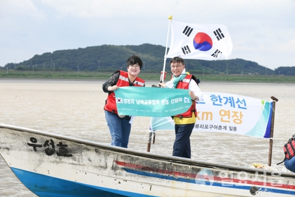 김포 전류리 한강의 어로한계선을 살펴보는 정하영 김포시장(사진 왼쪽)과 김계순 김포시의원