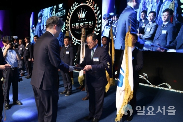 이수능 무학 대표이사(오른쪽)가 지난 30일 정부대전청사 대강당에서 열린 '제25회 통계의 날' 기념식에서 강신욱 통계청장으로부터 대통령 상을 수상했다.