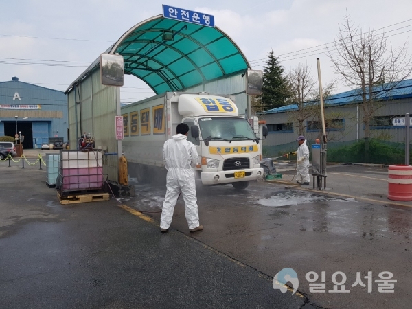 축산관계시설출입차량소독장면 © 경상남도 제공