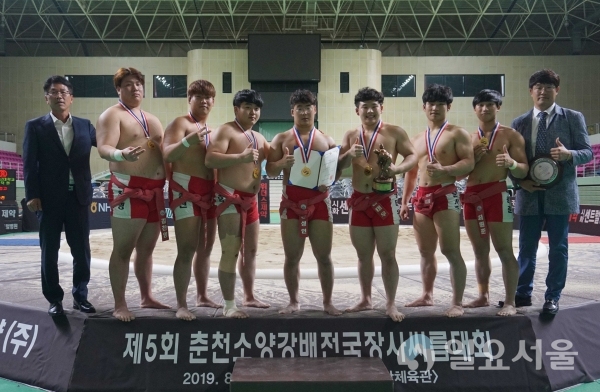 경남대학교 씨름부는 춘천호반체육관에서 열리는 제5회 춘천소양강배 전국장사 씨름대회 대학부 단체전에서 우승을 차지했다. © 경남대학교 제공
