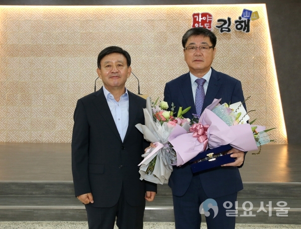 9월 자랑스러운 CEO(왼쪽부터 허성곤 김해시장, 최석림 대표 순) © 김해시 제공