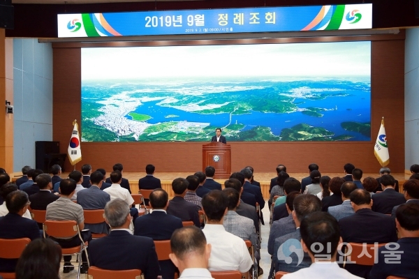 창원시(시장 허성무)는 2일 시민홀에서 직원 300여명이 참석한 가운데 9월 정례조회를 개최하였다.