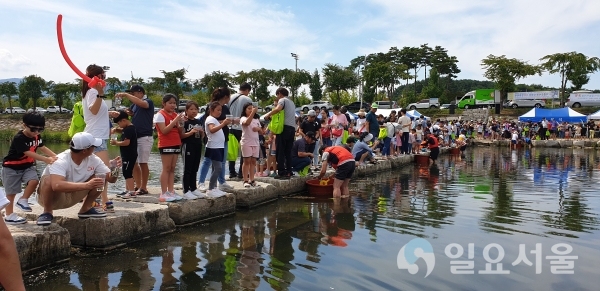 사천시민과 함께 하는 사천강 치어 방류 축제 © 사천시 제공