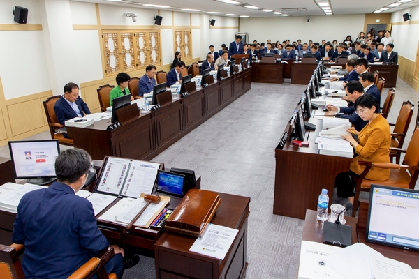 경북도의회 예산결산특별위원회가 지난달 29일 경북도지사가 제출한 2019년도 제2회 추가경정 세입․세출 예산안 및 기금운용계획 변경안에 대한 심사를 하고 계수조정소위원회를 거쳐 원안대로 의결했다.