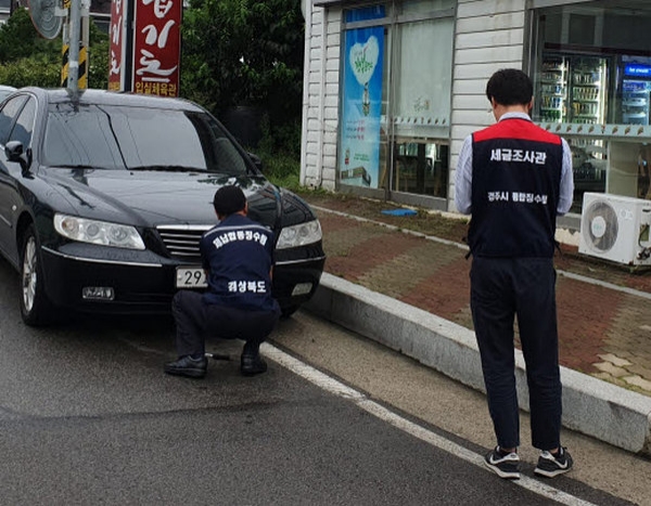경주시가 자동차 관련 세외수입 체납액 정리를 위해 읍면동 직원들의 협조 하에 지난 2일부터 번호판 새벽 집중 영치를 시작했다.