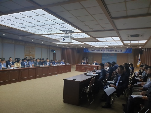 영천시가 지난 2일부터 시작해 6일까지 시청 대회의실에서 간부공무원들이 참석한 가운데, 2020년도 주요업무보고회를 진행한다.