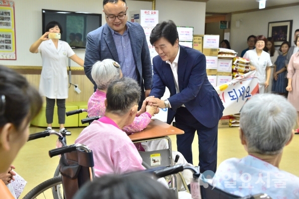 조규일진주시장이 추석명절 맞이 사회복지시설 위문하고 있다. © 진주시 제공