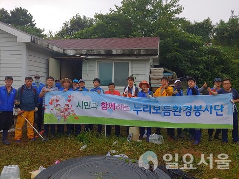 누리보듬 환경 봉사단이 용남면 연기리 독거노인 댁을 찾아 청소 등의 봉사활동을 펼쳤다. © 통영시 제공