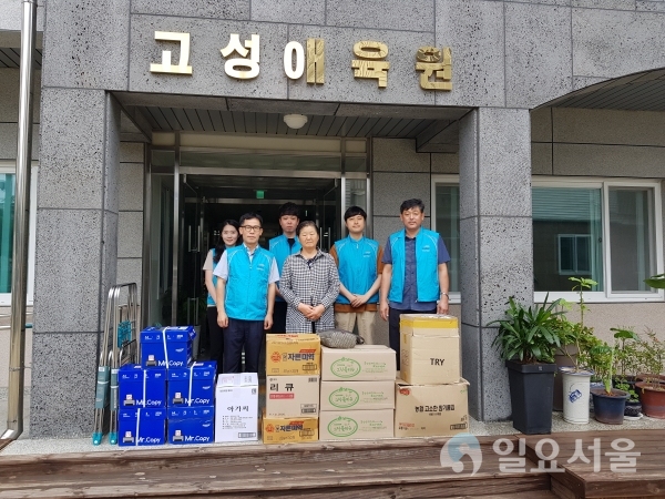 K-water 고성수도센터 4일 고성 애육원을 방문해 다가올 한가위 사랑나눔 행사로 100만원 상당의 생필품을 전달하고 주방의 먼지와 기름기를 닦는 봉사활동을 펼쳤다. © K-water 경남서부권지사 제공