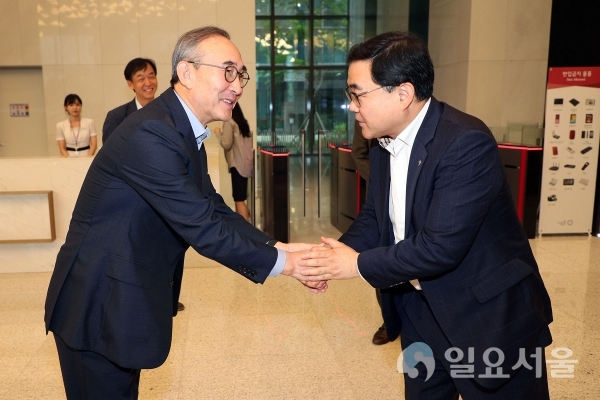 허성무 시장, 대학생과 ‘창원형 스마트시티’미래를 보다 (사진 왼쪽 김영섭 LG CNS 대표이사, 허성무 창원시장) © 창원시 제공