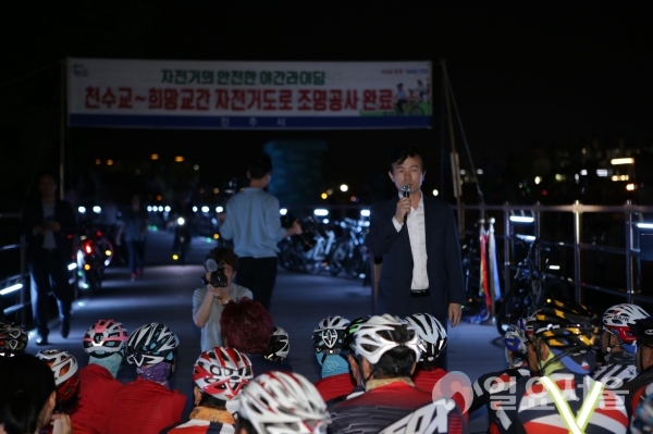 천수교 ~ 희망교 간 자전거도로 조명 설치공사 준공을 축하하는 야간 자전거 라이딩을 가졌다     © 진주시 제공