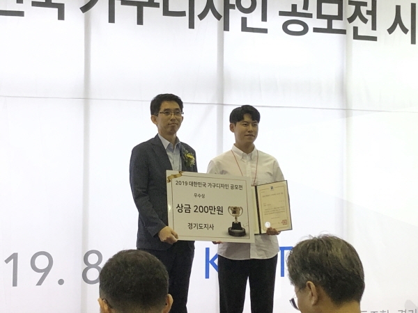 대구대 정찬엽 학생이 공모전 시상식에서 상을 받은 후 기념사진을 찍고 있다.