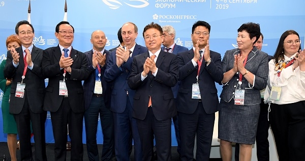 이철우 도지사(가운데)가 제2차 한-러 지방협력 포럼에 참석해 러시아 극동 지방정부와 다양한 의견을 교환하고 협력을 강화했다.