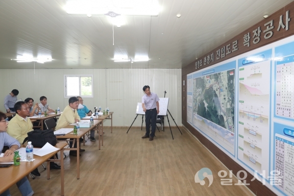 백두현 고성군수가 6일, 회화면 당항포관광지 진입도로 확장공사 현장 점검에 나섰다.     © 고성군 제공