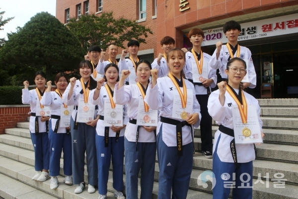 계명문화대학교 생활체육학부 태권도전공 선수들이 상장과 메달을 보이며 파이팅을 외치고 있다. 사진제공=계명문화대