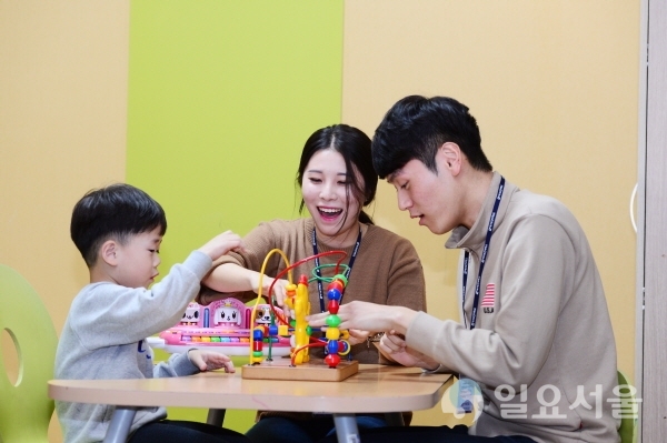 대구보건대학교 언어치료과 전문 실습실(본관 6층)에서 아동과 재학생이 언어치료를 진행하고 있다. 사진제공=대구보건대