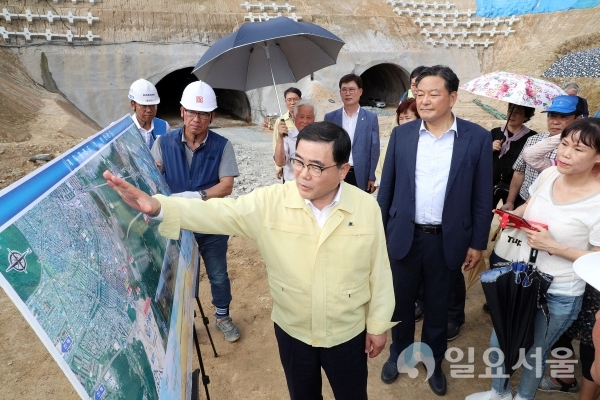 허성무 시장은 터널공사 현장을 방문해 관통이 완료된 터널구간을 둘러보고 시공사 등 공사 관계자들로부터 진척상황을 점검했다. @ 창원시 제공