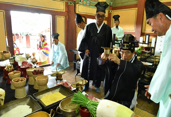 최영조 경산시장이 초헌관으로 7일 오전 10시 추계 석전대제(釋奠大祭)를 일제히 봉행했다.