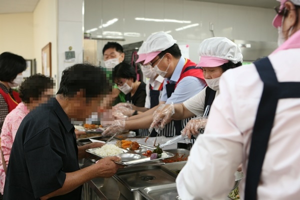 ▲무료급식 봉사활동 사진(사진제공=전남지방우정청)