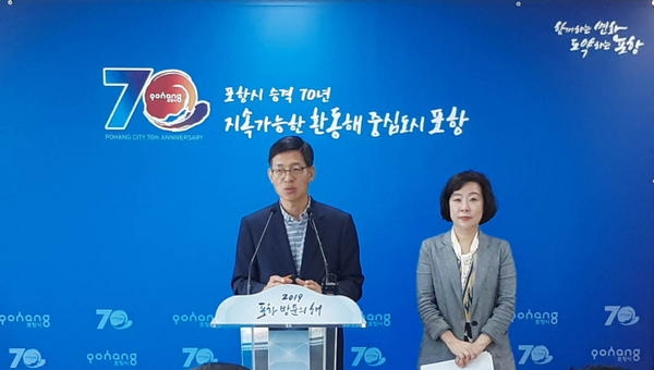 정기석(좌측) 포항시 복지국장이 16일 시청 브리핑룸에서 ‘포항 복지박람회’에 대해 브리핑을 하고 있다.