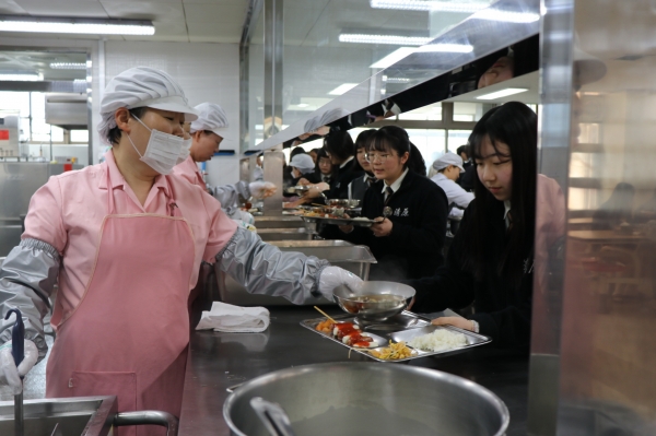 충북지역 초·중·특수학교에 이어 고교에서도 올해부터 처음으로 무상급식이 전면 시행돼 도내 84개 고교의 학생 4만4353명이 무상급식 혜택을 받는다. 사진은 청원고의 급식 모습