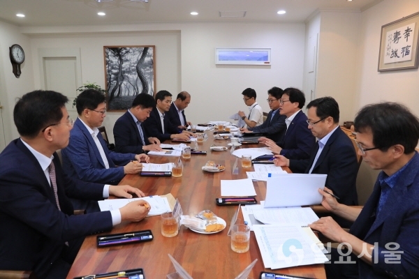 수성구청장 주재로 분양가상한제 시행 대책 회의를 열고 있다.  사진=수성구청
