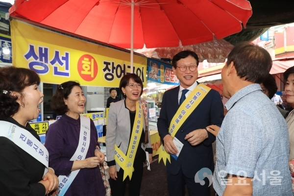 지난 8월 말 김대권 수성구청장이 신매시장에서 열린 추석맞이 장보기 행사에 참여하고 있다. 사진=수성구청