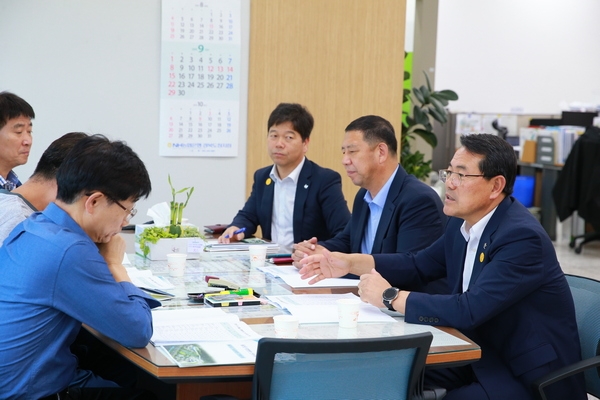 전찬걸 울진군수(우측)가 20일 도청을 방문해 균특지방이양사업 등 내년도 주요사업 도비예산 지원을 적극 건의하고 있다.