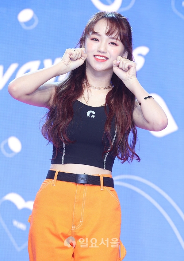 싱글 3집앨범 IKYK 발매한 세러데이 멤버 아연