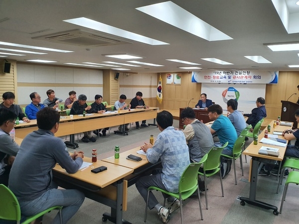 한국농어촌공사 경주지사(지사장 권상무)가 24일 농촌 취약계층의 주거환경을 개선하기 위해 내남면 홀몸노인가구를 찾아 도배, 장판, 싱크대교체등 봉사활동을 펼쳤다.