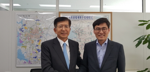 이상식 수성을 지역위원장(좌), 국토교통부 이문기 주택토지실장