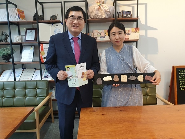 주낙영 경주시장(좌측)이 지난 21일 여성발명왕 갱쥬쿠키(대표 하지연)를 깜짝 방문해 여성발명왕 수상을 축하했다.