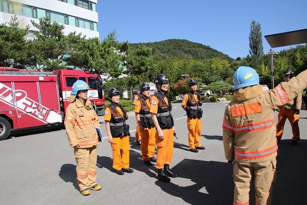 경주소방서가 24일 경북소방본부, 경주시청, 보건소, 한전, 전기안전공사, 관내병원 등 유관기관(15개소)과 함께 경주 더케이호텔에서 긴급구조통제단 불시출동훈련을 실시했다.