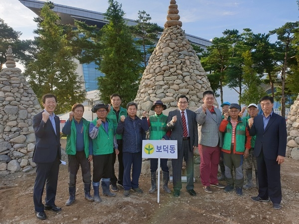 경주시가 제47회 신라문화제 안전기원제를 올린 후 23개 읍면동 별 주민이 참가해 본격적인 소망돌탑 쌓기 행사가 열리고 있어 벌써부터 신라문화제의 열기가 한껏 고조되고 있다.